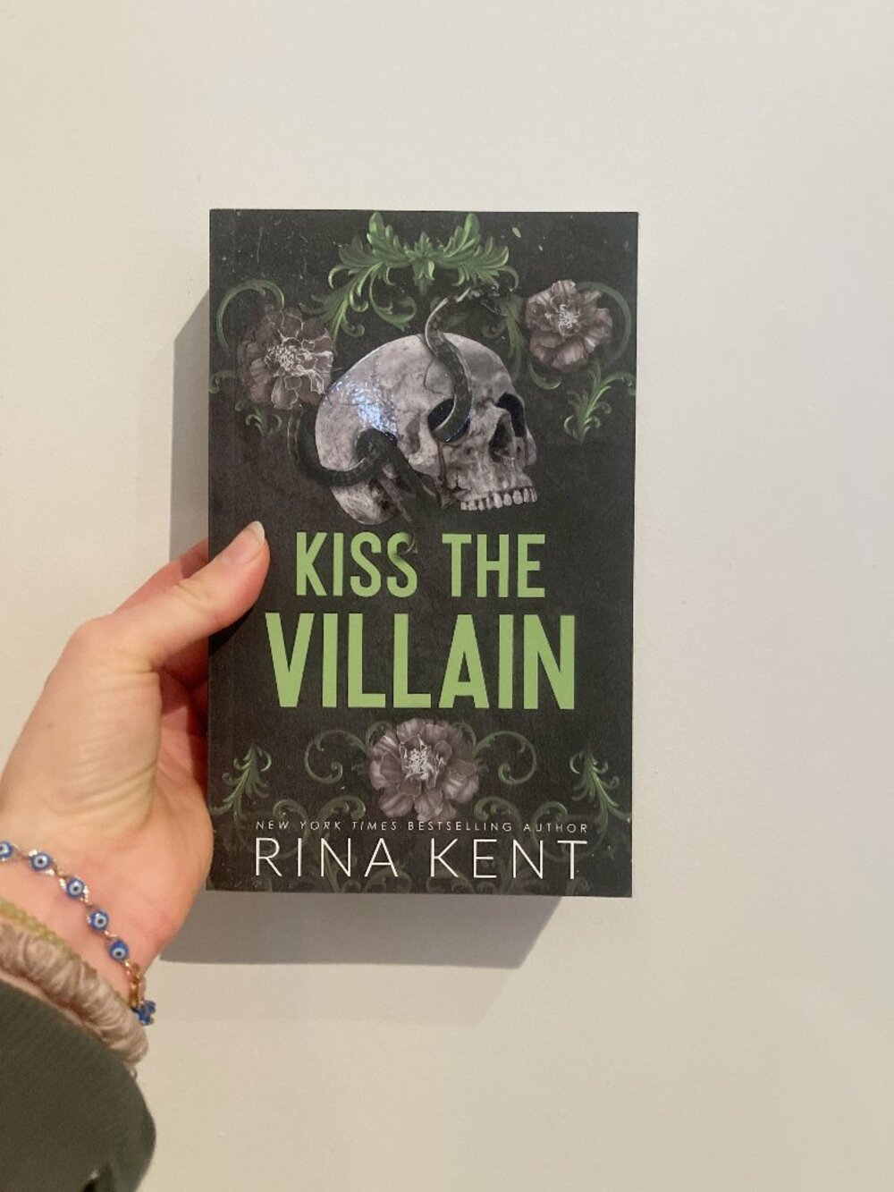 ✨ NWT Kiss the Villain Novel | Rina Kent